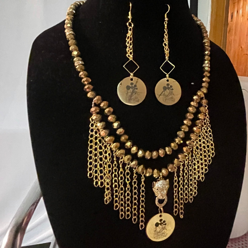 Queen golden necklace and earrings set