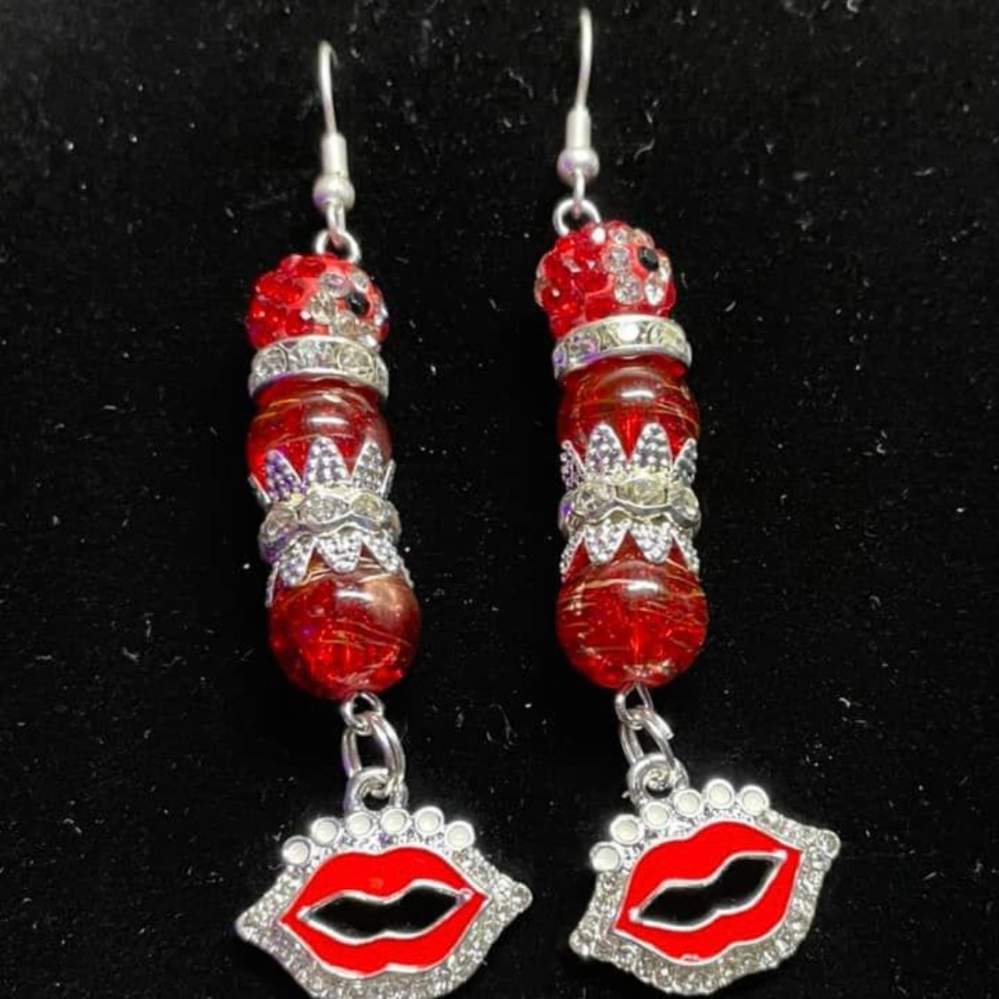 Red sparkle lips earrings