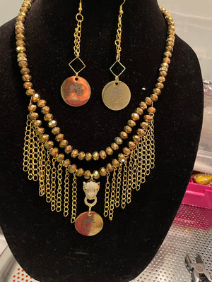 Queen golden necklace and earrings set